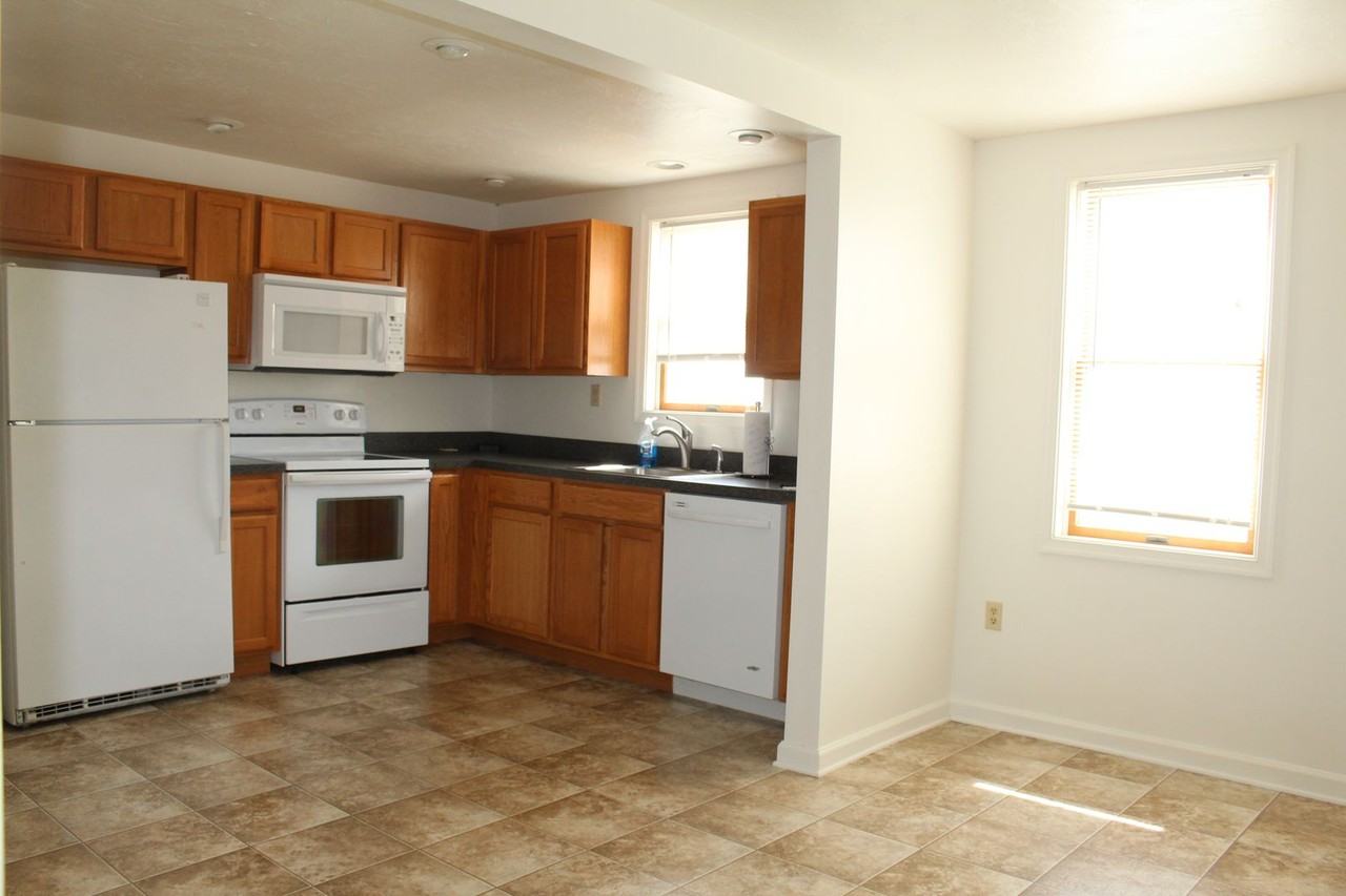 16093 Mellinger Ln - Photo 2 of 12