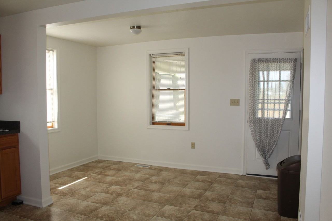 16093 Mellinger Ln - Photo 7 of 12