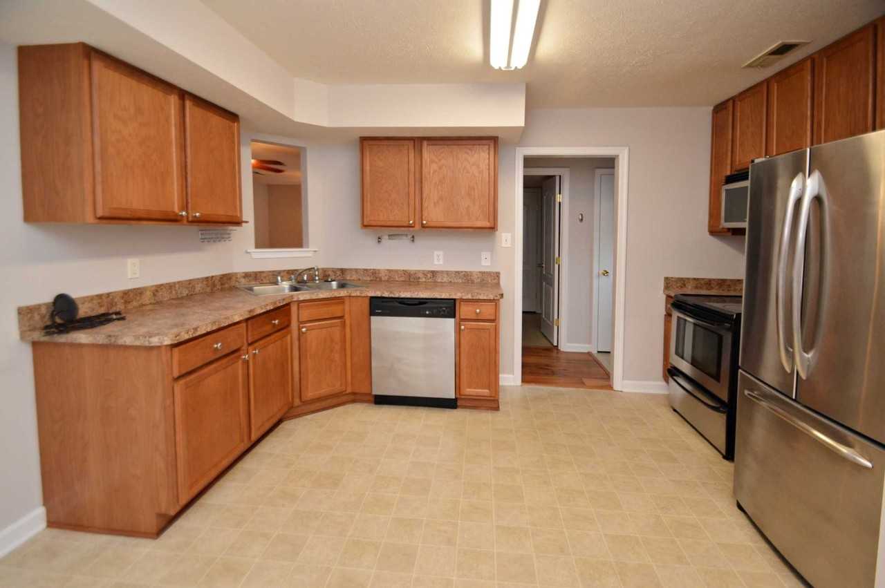 300 Wessex Rd - Photo 3 of 17