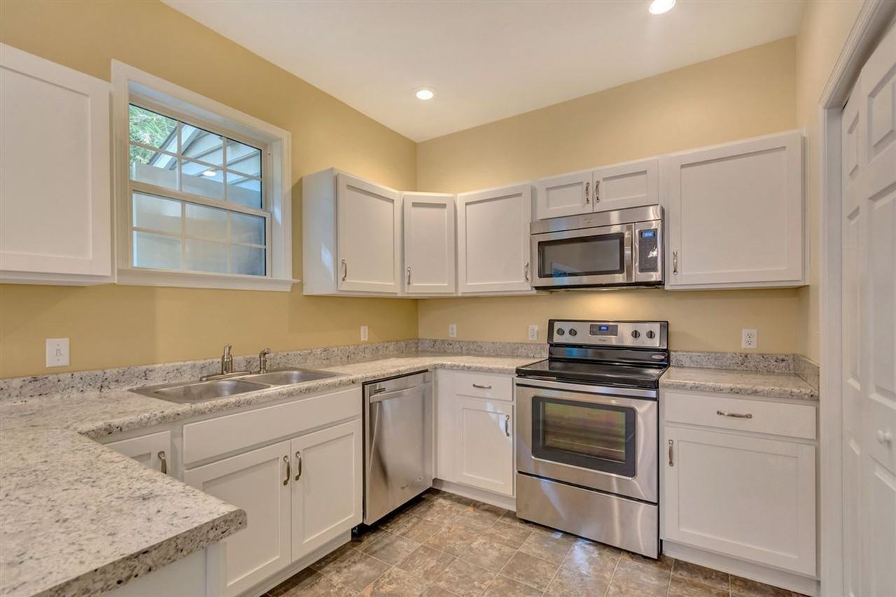 914 Locust Ln - Photo 2 of 10