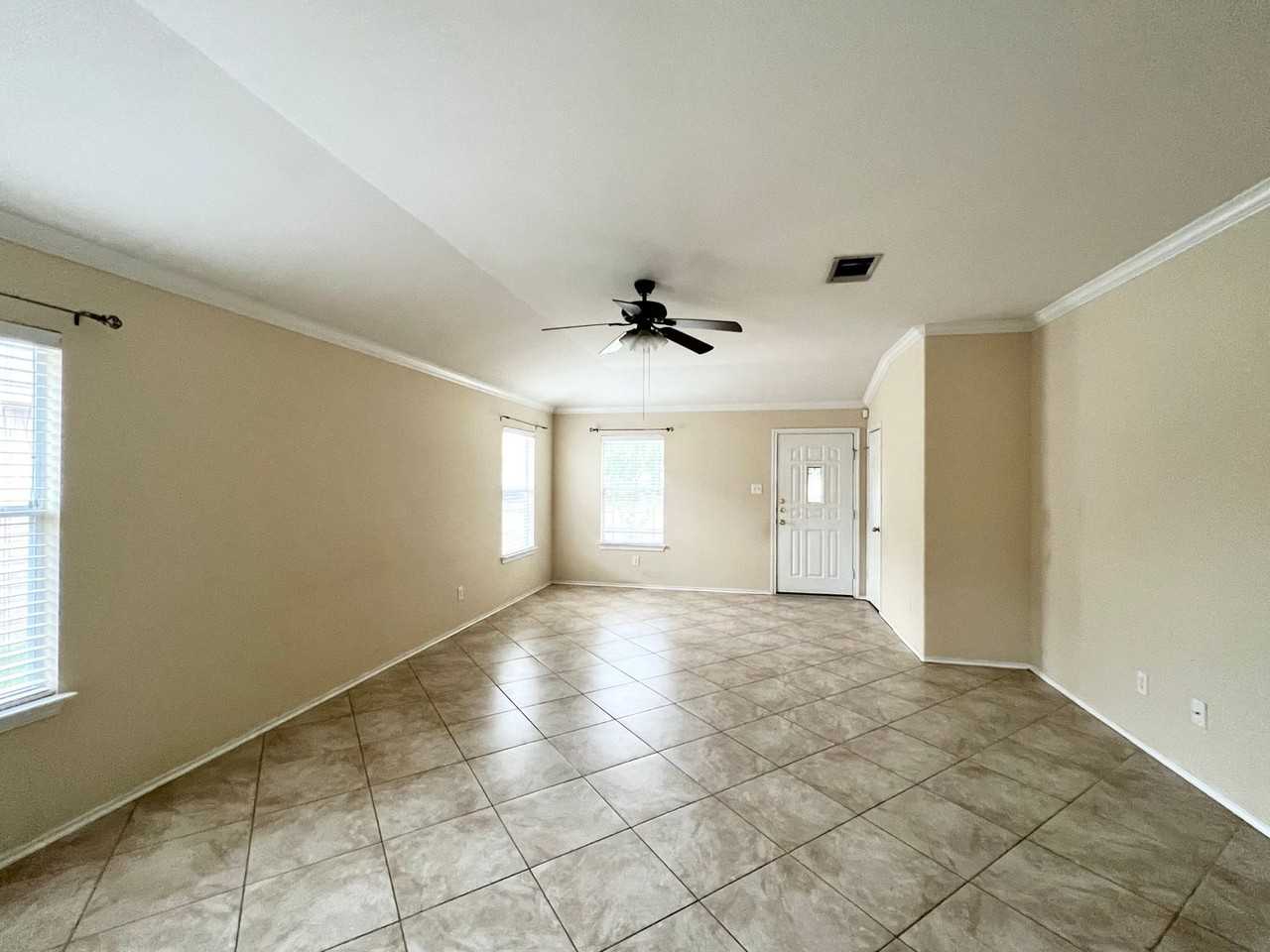 2428 Green Meadows Ln - Photo 2 of 6