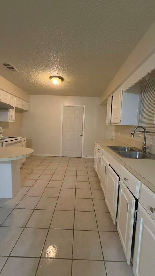 552 Trout St - Photo 4 of 9