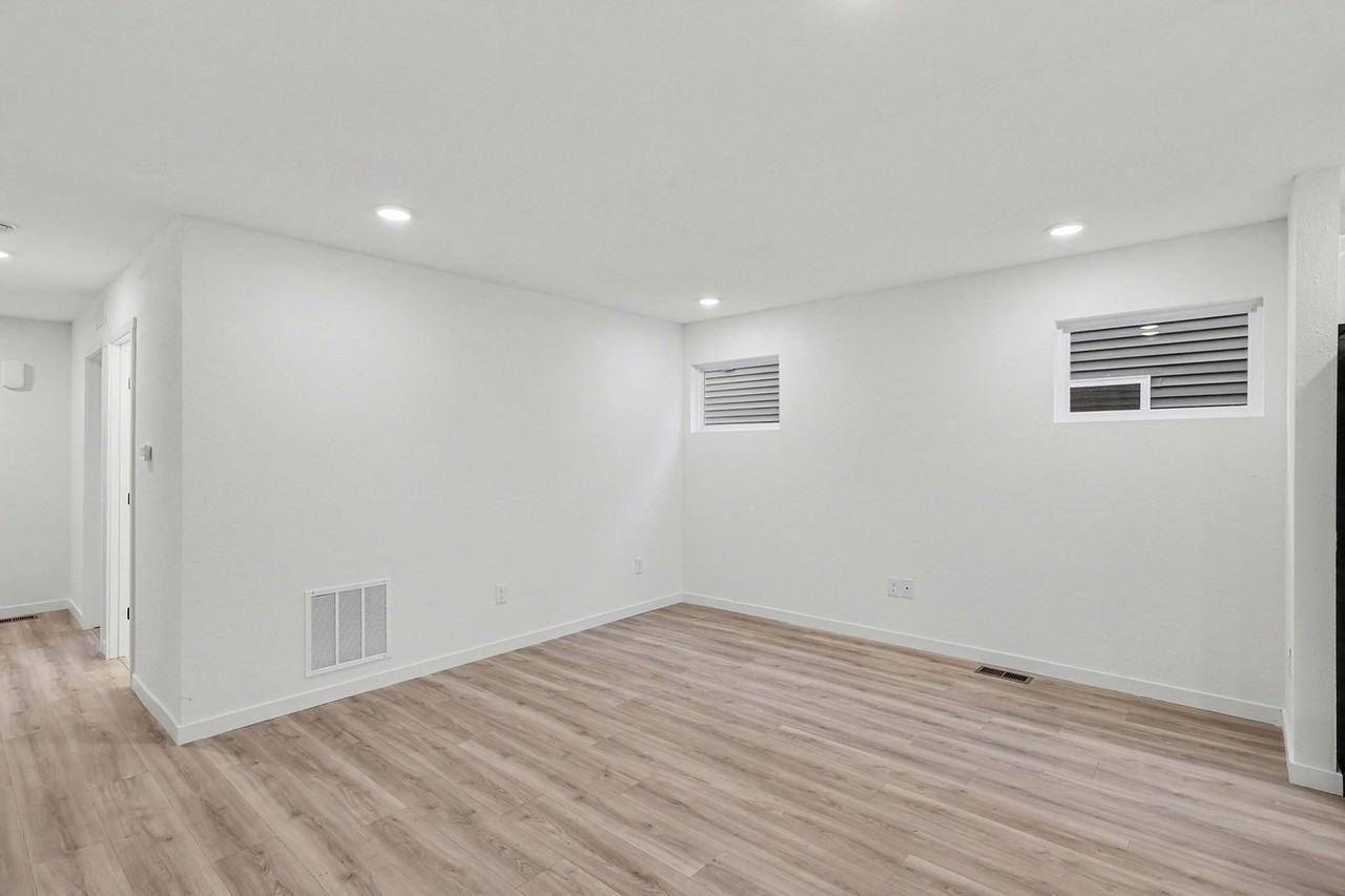6118 Aurelius Rd - Photo 6 of 23