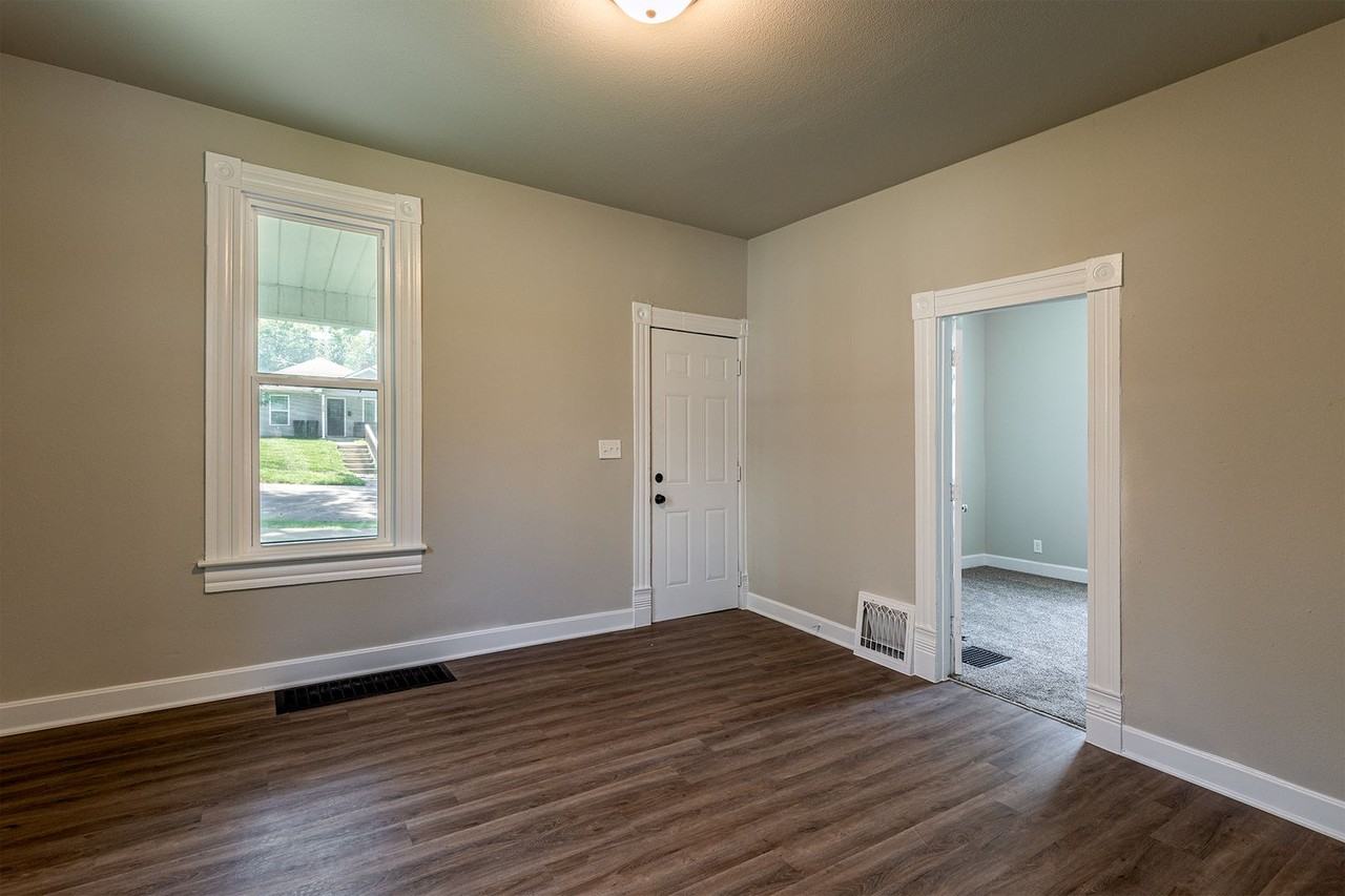 2905 Olive St - Photo 5 of 36