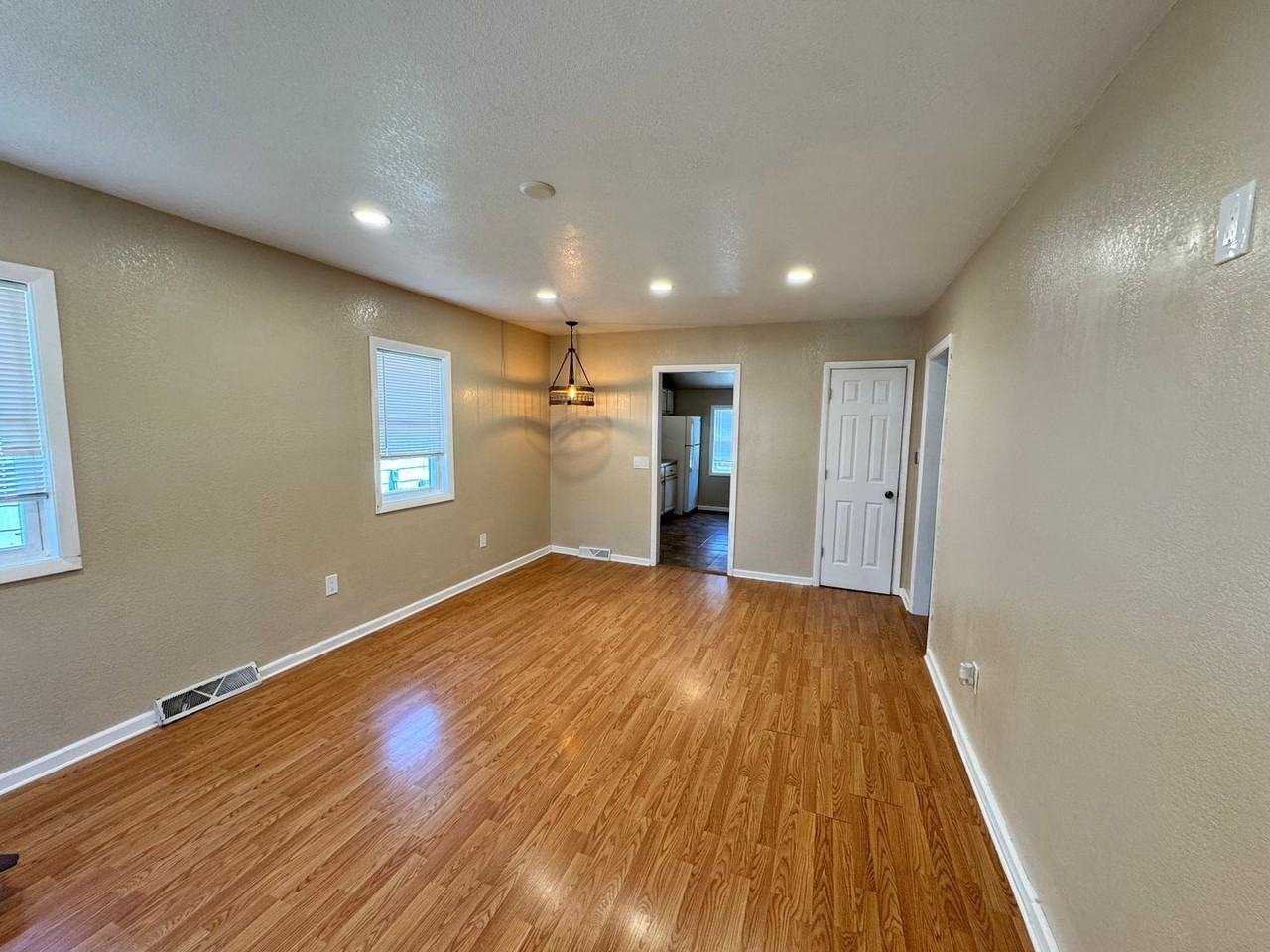 301 S Thornwood Ave - Photo 2 of 12