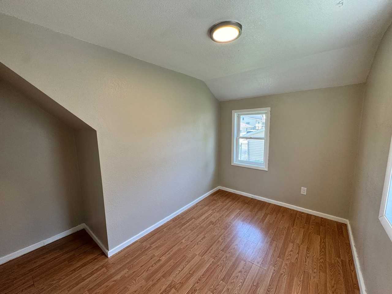 301 S Thornwood Ave - Photo 3 of 12