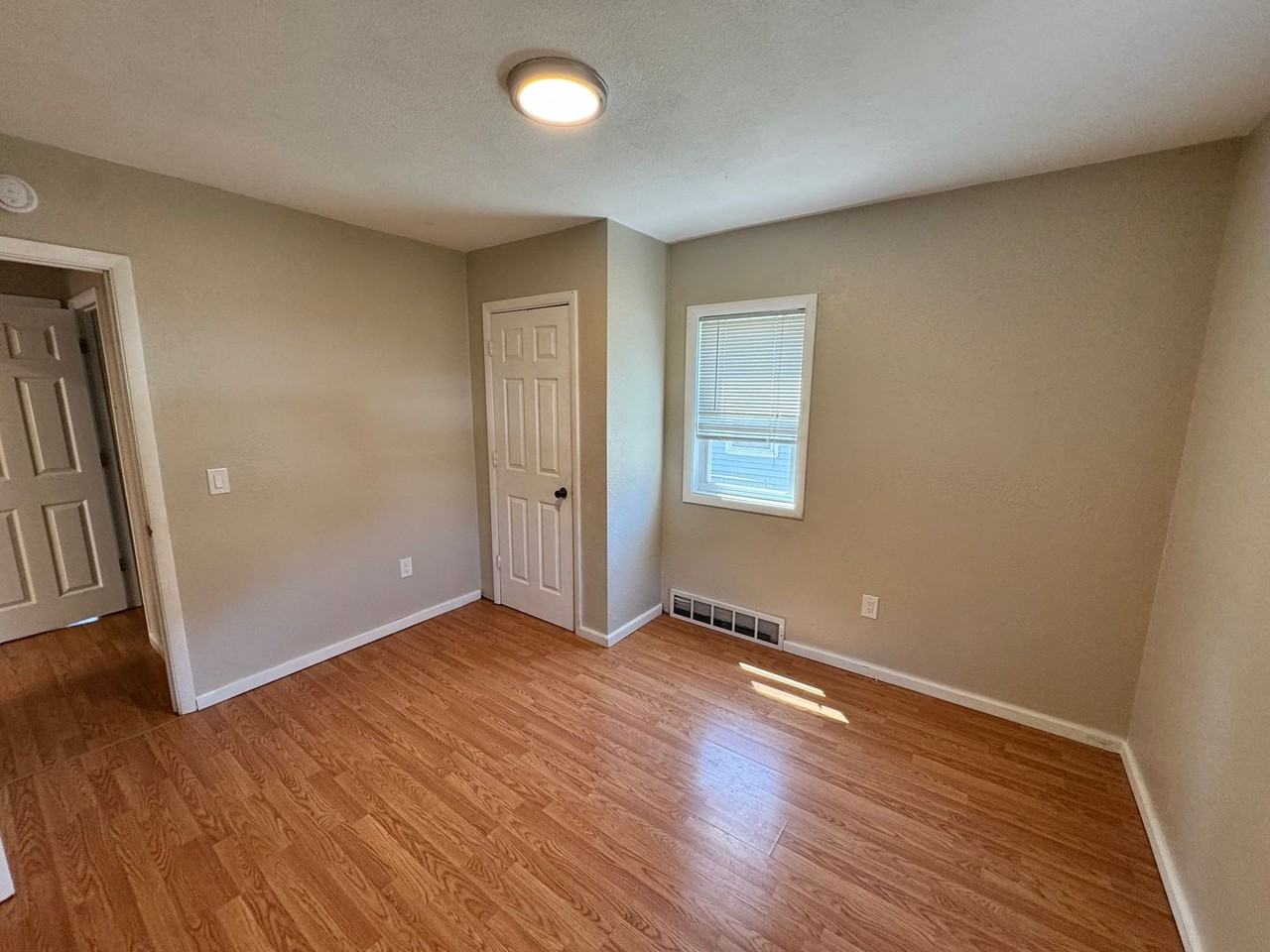 301 S Thornwood Ave - Photo 4 of 12