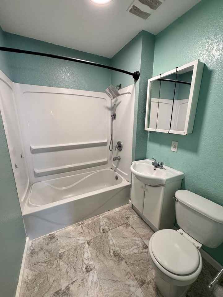 301 S Thornwood Ave - Photo 5 of 12