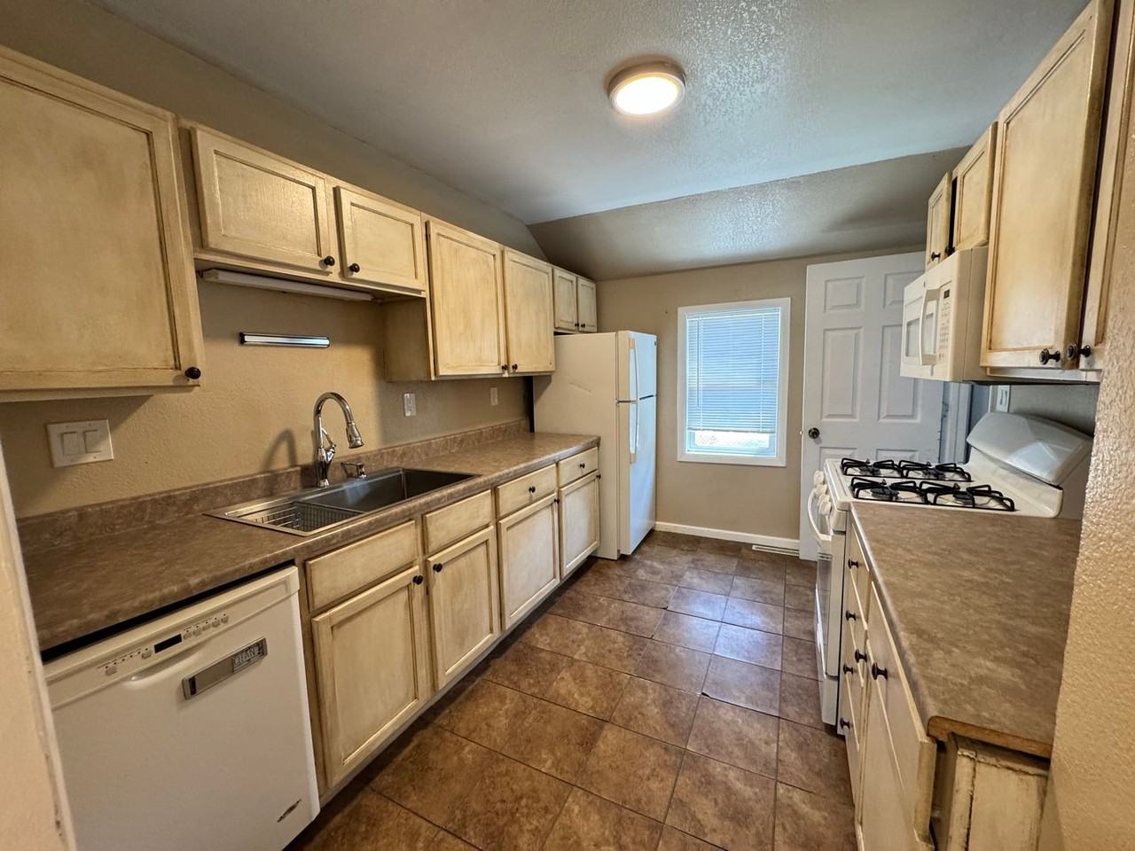 301 S Thornwood Ave - Photo 6 of 12