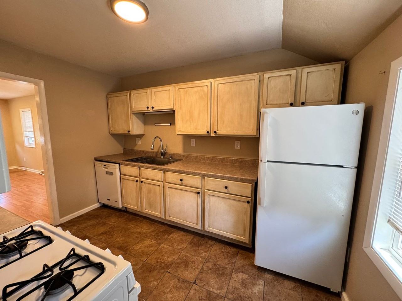 301 S Thornwood Ave - Photo 7 of 12