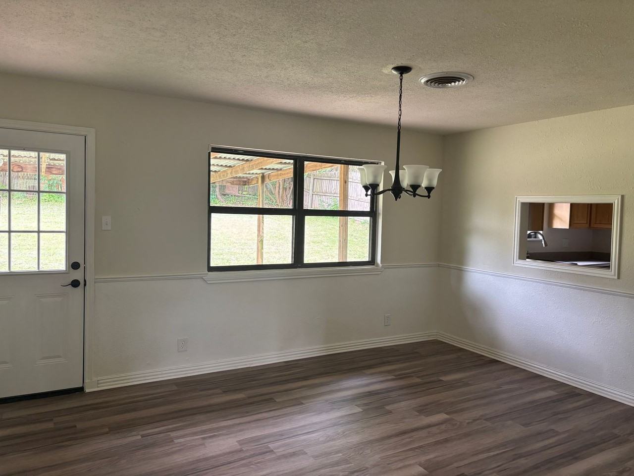 217 Ross Ave - Photo 4 of 11