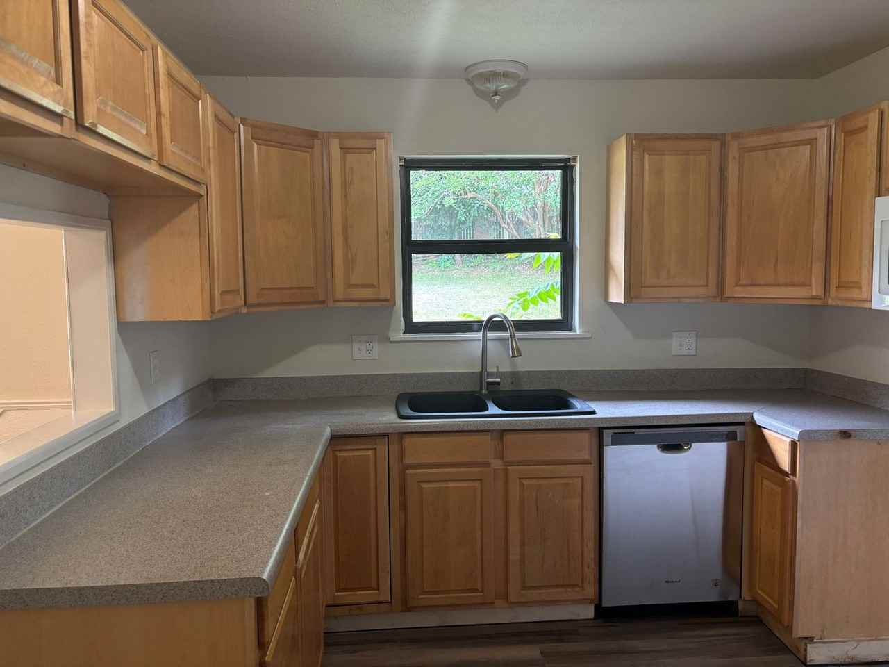217 Ross Ave - Photo 5 of 11