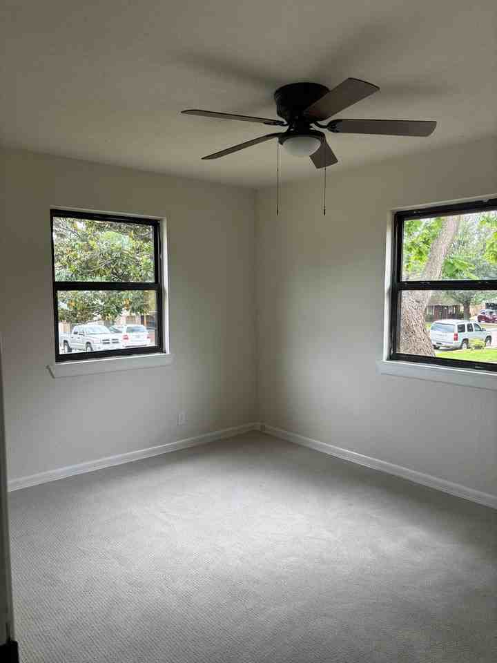 217 Ross Ave - Photo 7 of 11