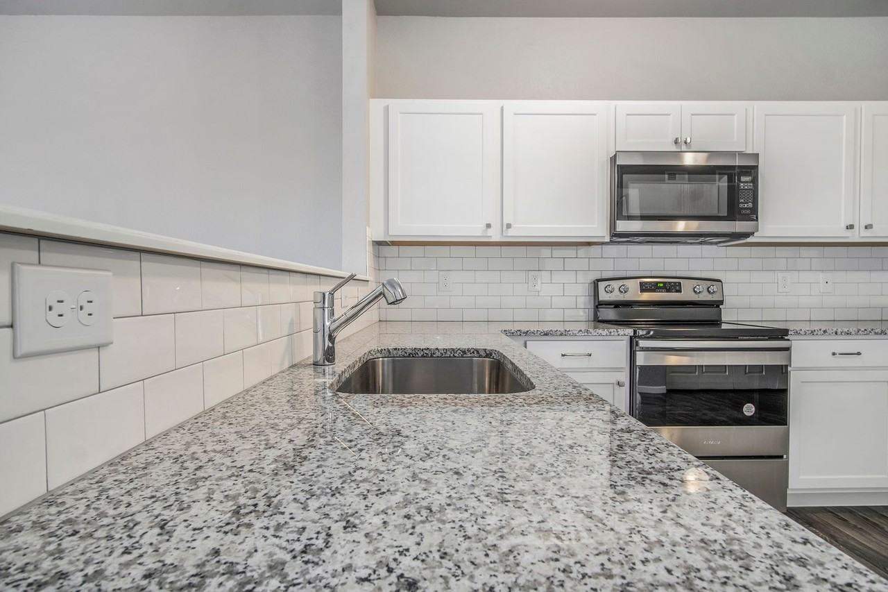 611 W Marion St #8 - Photo 3 of 23