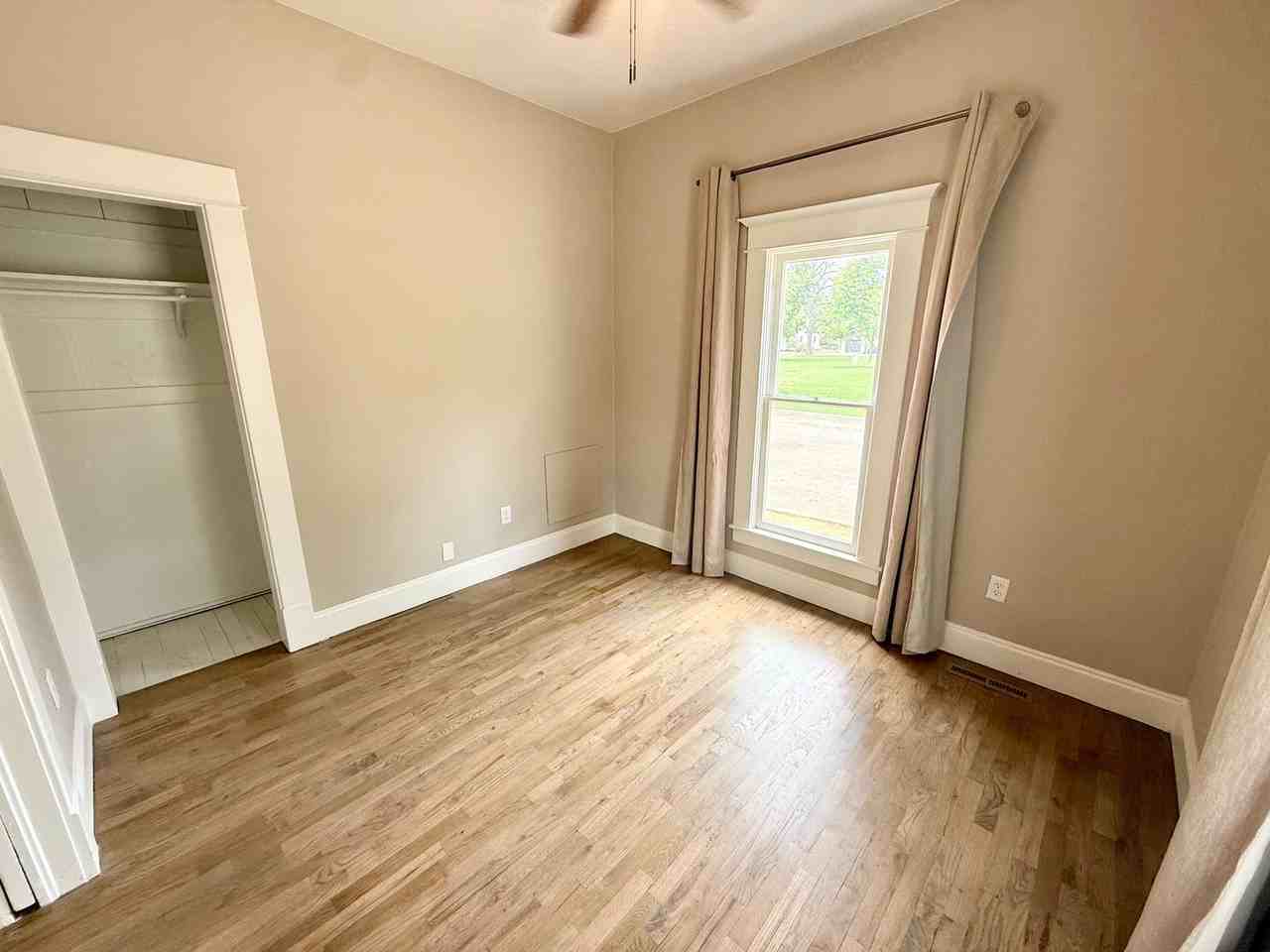 460 W 4th St - Photo 5 of 25