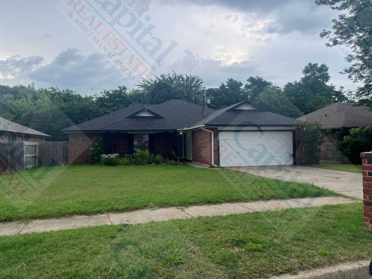 1920 Gerrie St - Photo 2 of 38