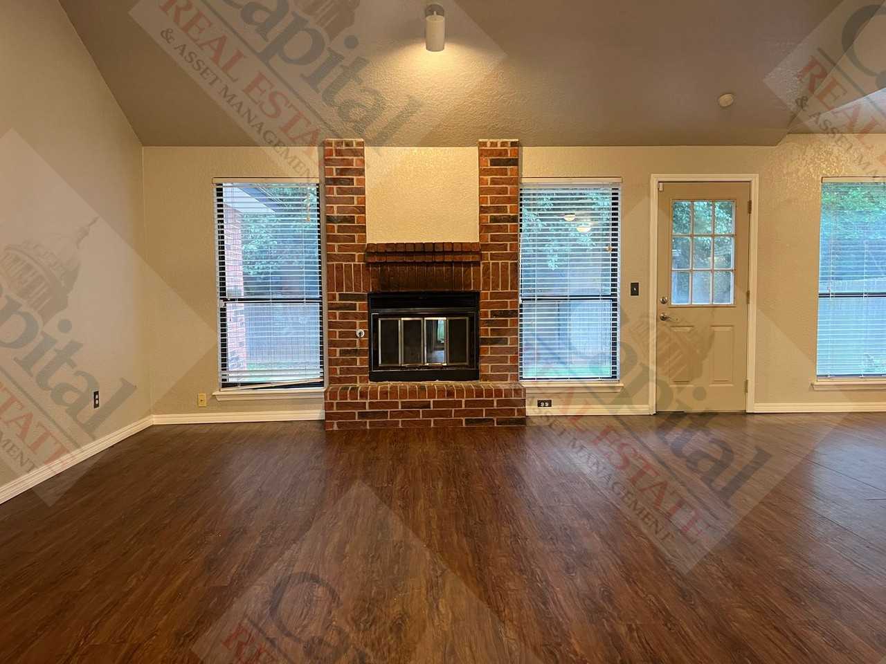 1920 Gerrie St - Photo 5 of 38