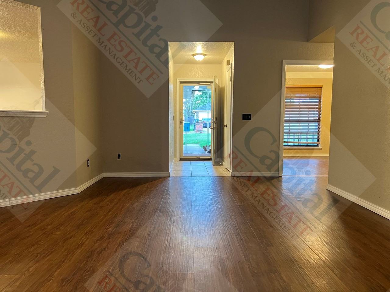 1920 Gerrie St - Photo 7 of 38