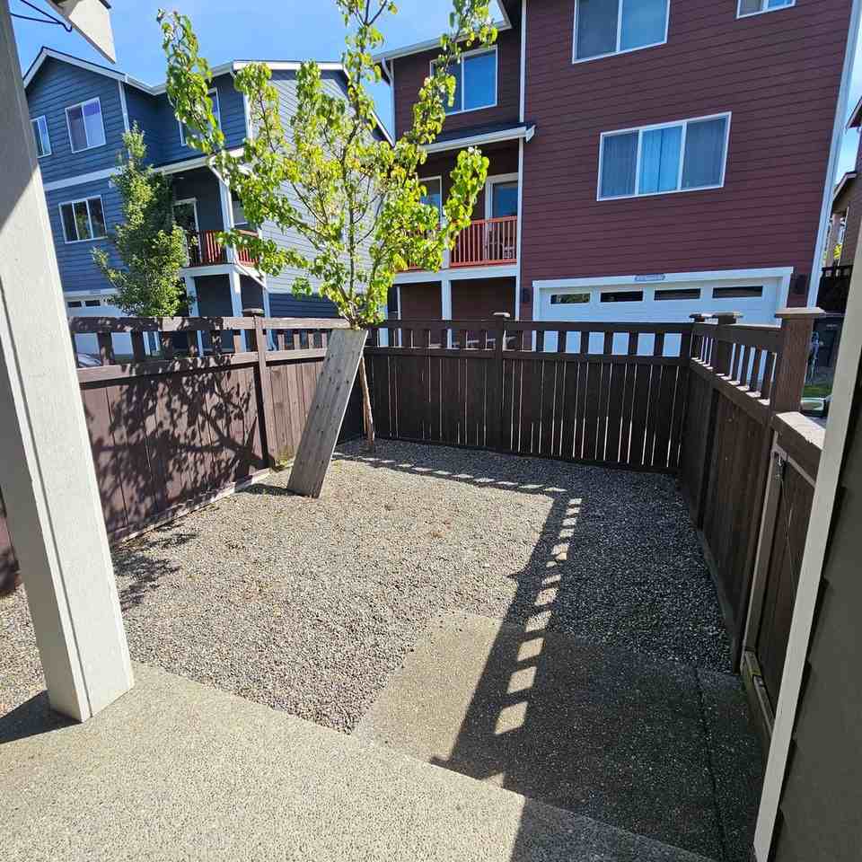 2444 Seringa Ave - Photo 4 of 21