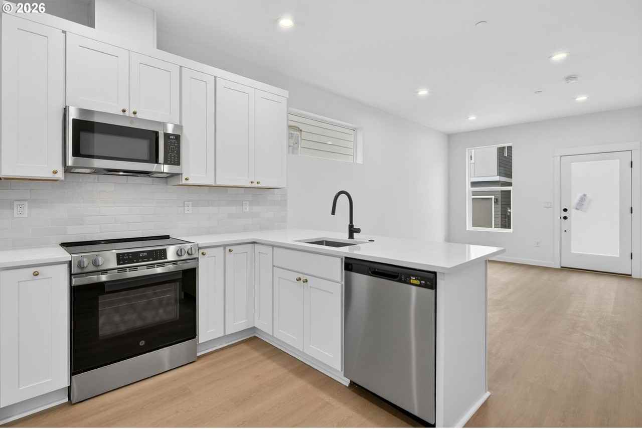 4063 Sw Mckinley St - Photo 3 of 33