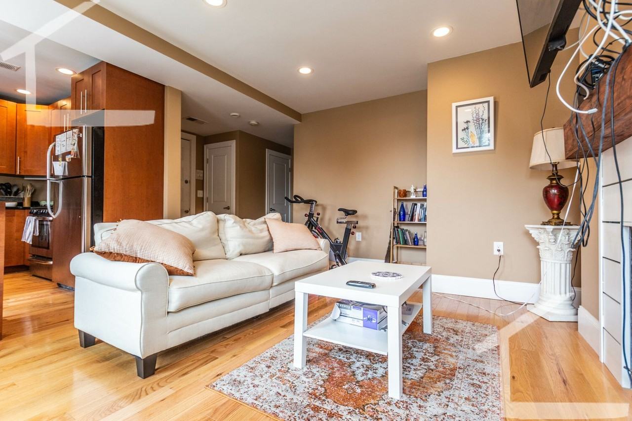42 Linden St - Photo 3 of 15