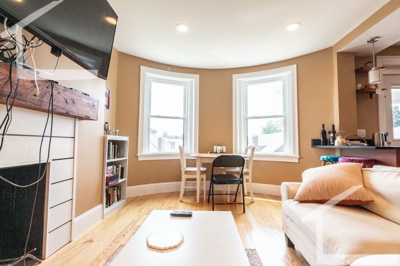 42 Linden St - Photo 7 of 15