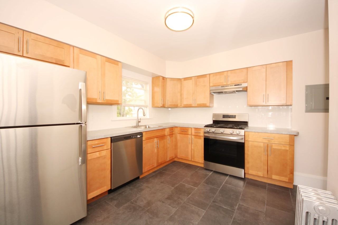 91 Cushing St - Photo 6 of 13