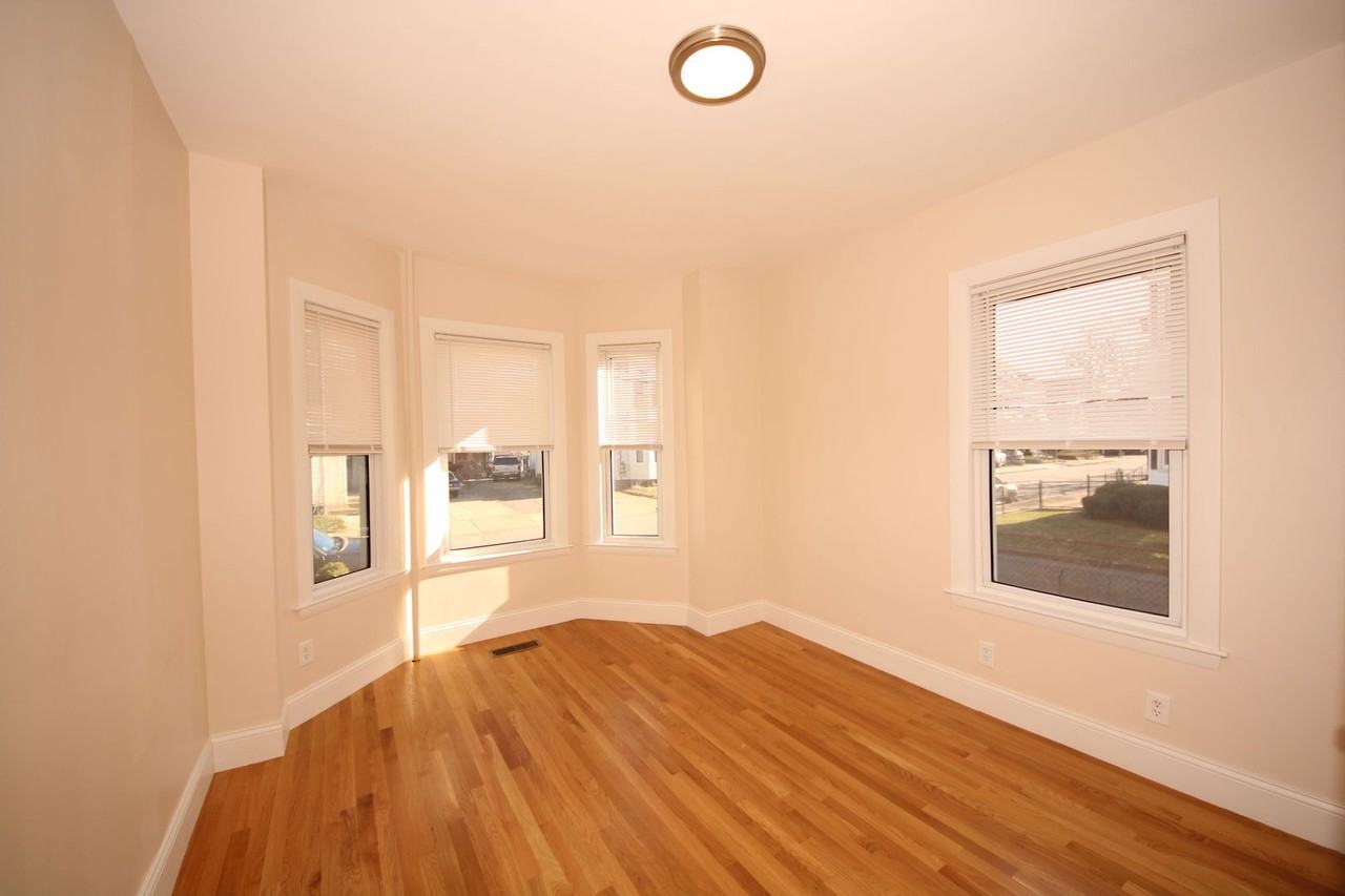 89 Cushing St - Photo 5 of 9