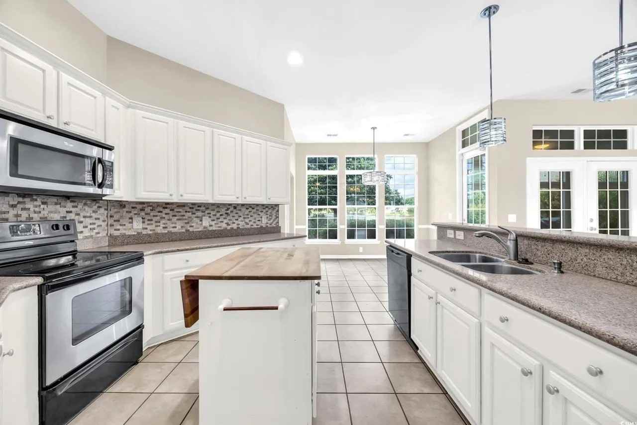 414 Carriage Lake Dr - Photo 3 of 33