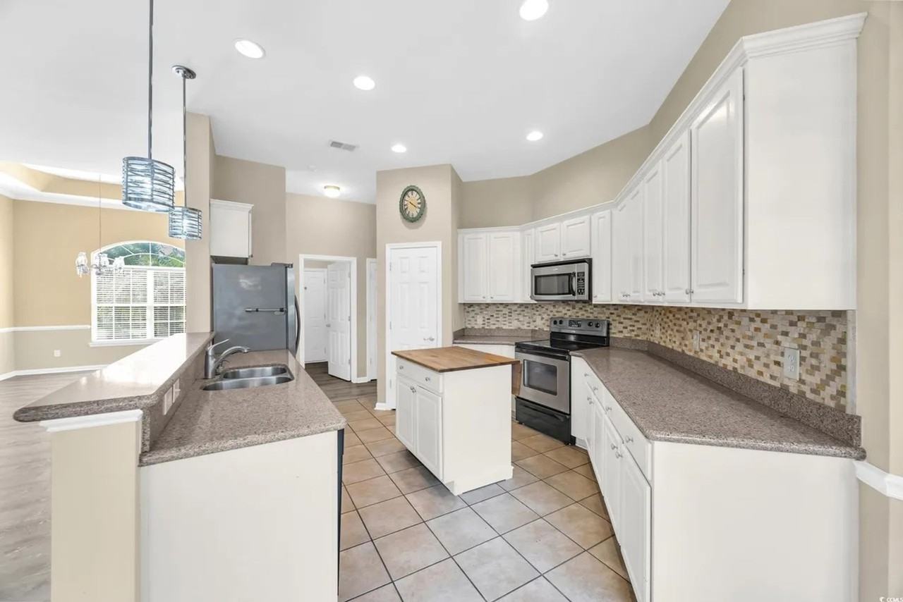 414 Carriage Lake Dr - Photo 5 of 33