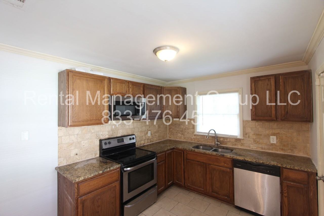 201 Rose Dr - Photo 5 of 17