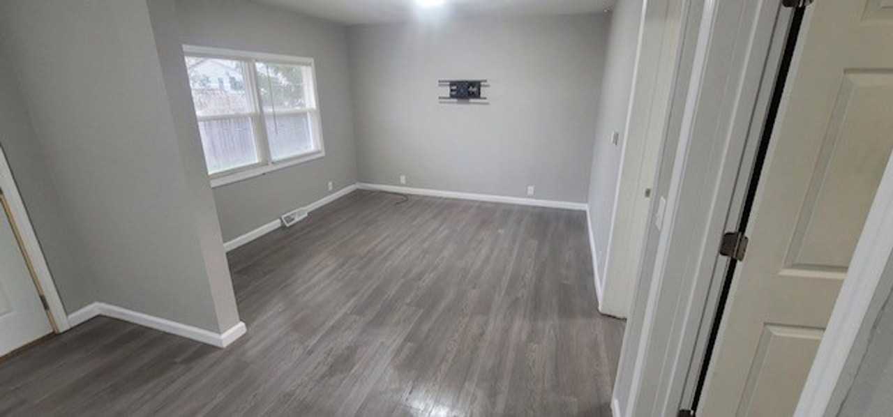 719½ E Sangamon Ave - Photo 4 of 7