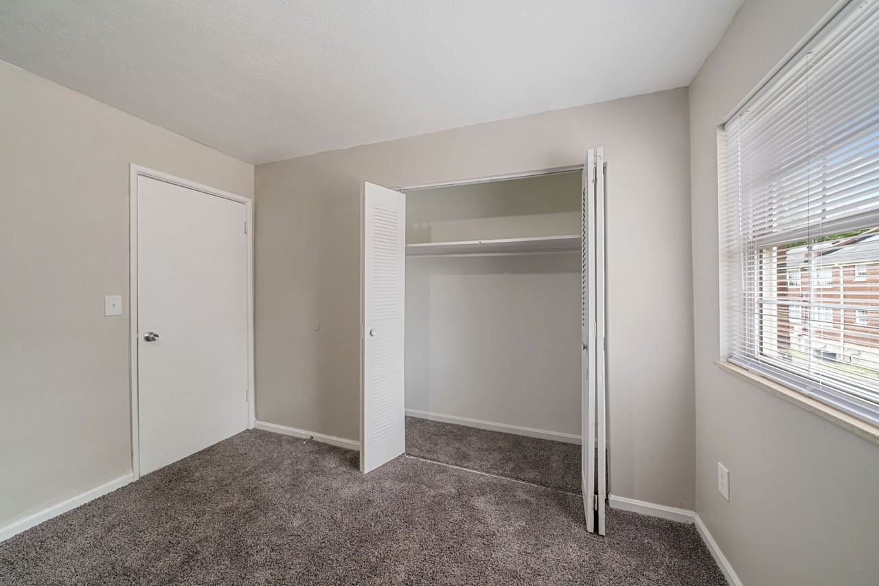 Colonial Oaks Apartments - Photo 3 of 6