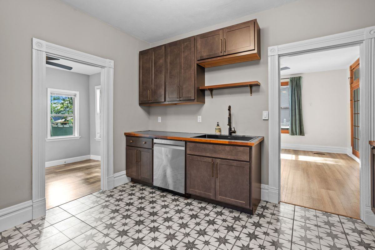 419 S Van Buren Ave - Photo 3 of 21
