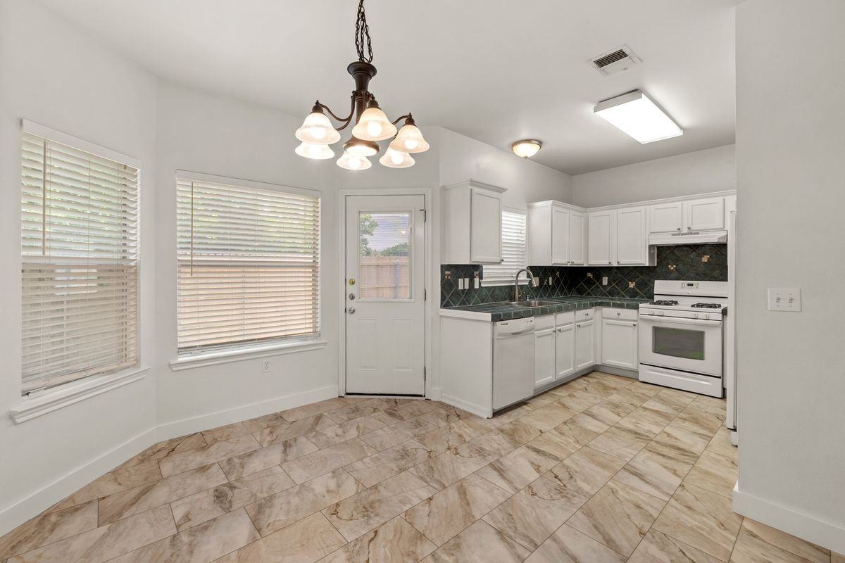 1908 Windy Park Dr - Photo 3 of 5