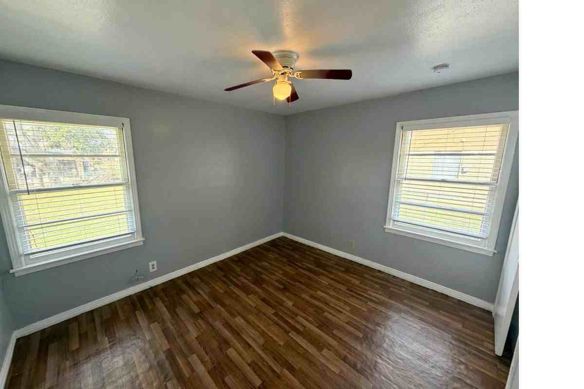 301 Charles Ln - Photo 6 of 8