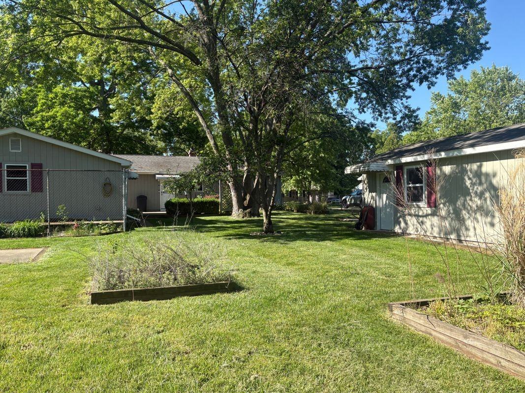 6284 Woodsdale Dr - Photo 2 of 17