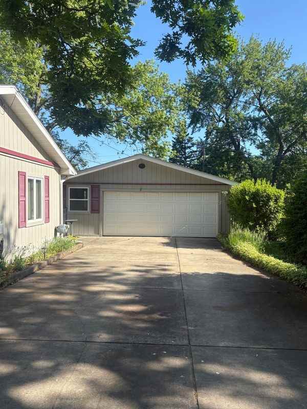 6284 Woodsdale Dr - Photo 4 of 17