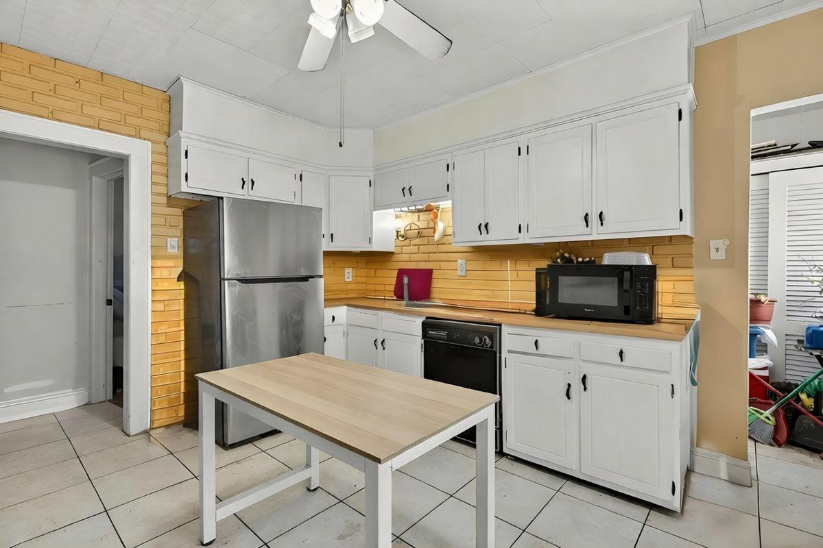 1440 Wood Ave - Photo 4 of 9