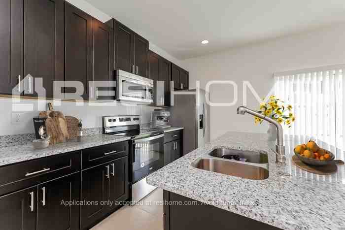 318 Daffodil Ln - Photo 3 of 18