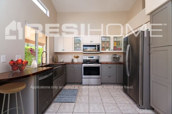 2162 W Osage Ave - Photo 3 of 18
