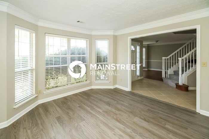 8535 Glenwoods Dr - Photo 4 of 17