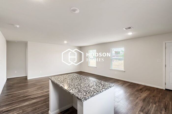 310 N Zenith Ave - Photo 4 of 14