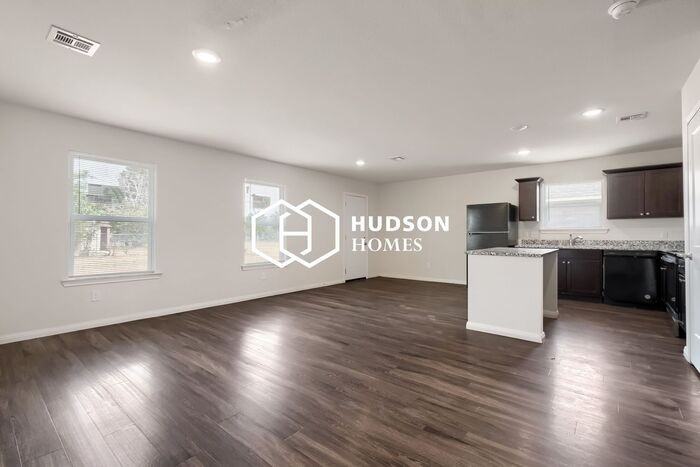310 N Zenith Ave - Photo 5 of 14