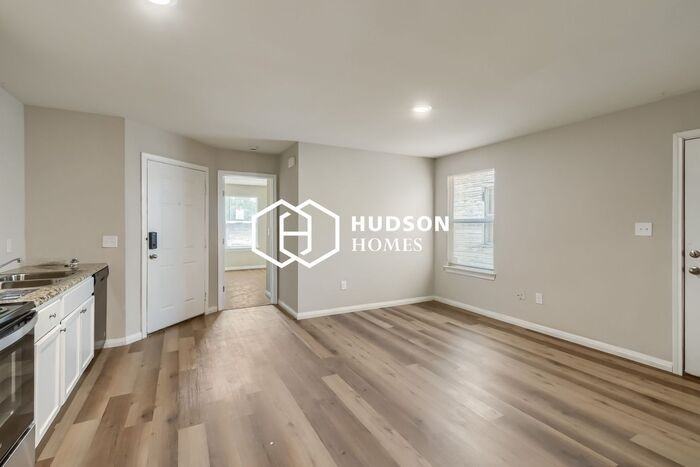 1320 Oak St - Photo 4 of 14