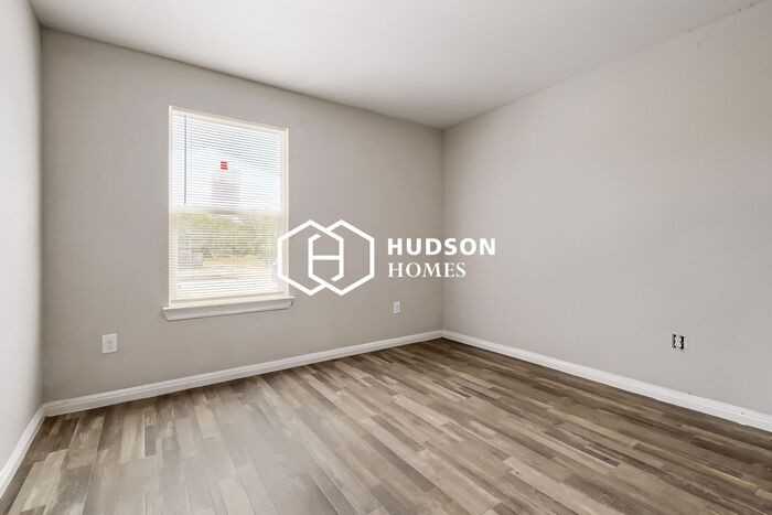 1320 Oak St - Photo 7 of 14