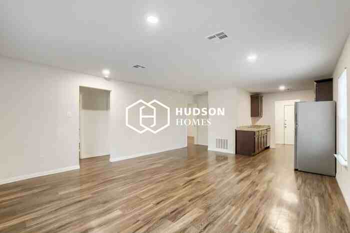 701 E Avenue A - Photo 4 of 16