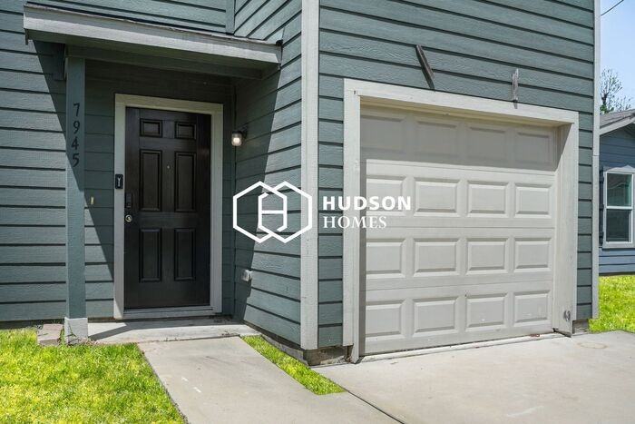 7945 Henson St - Photo 3 of 14