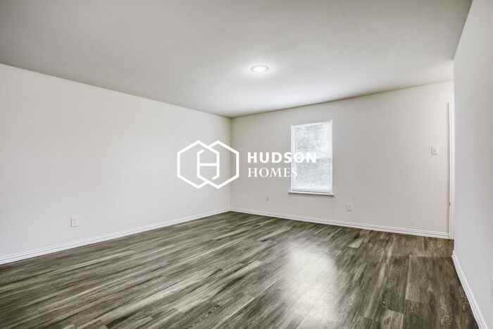 2829 Oakdale St - Photo 3 of 14