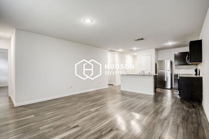 2829 Oakdale St - Photo 4 of 14